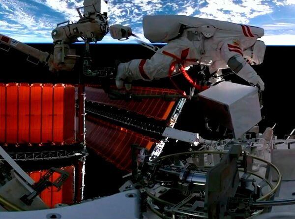 2023年2月9日，神舟15号航天员费俊龙在天宫空间站进行太空行走。 - 俄罗斯卫星通讯社