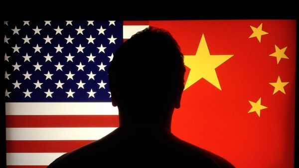 美国和中国国旗背景下的一名男子剪影 - 俄罗斯卫星通讯社
