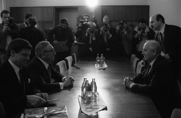 美國政治家、外交家和國際關係專家亨利·艾爾弗雷德·基辛格（左二）和國際社會經濟和政治研究基金會（戈爾巴喬夫基金會）主席米哈伊爾·戈爾巴喬夫（右）在談判桌前。 - 俄羅斯衛星通訊社