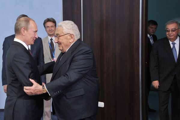 2012年6月21日。第16屆聖彼得堡國際經濟論壇上，俄羅斯總統弗拉基米爾·普京（前排左）和美國前國務卿亨利·基辛格在會晤中交談。右為前總理葉夫根尼·普里馬科夫。 - 俄羅斯衛星通訊社