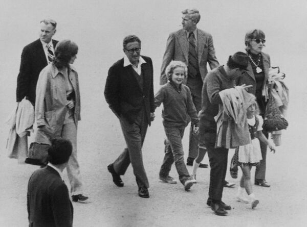 1971年8月15日，美國總統尼克松的特別顧問亨利·基辛格牽著兒子戴維·基辛格的手抵達瑞士，參加父母的金婚紀念活動。 - 俄羅斯衛星通訊社