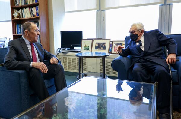 俄罗斯外交部长谢尔盖·拉夫罗夫（左）和政治学家、美国前国务卿亨利·基辛格在纽约举行的第76届联合国大会期间会面。 - 俄罗斯卫星通讯社