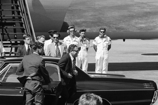 1972年越战期间，美国国家安全顾问亨利·基辛格与越南共和国（南越）总统阮文绍会面后离开西贡（即胡志明市）。 - 俄罗斯卫星通讯社