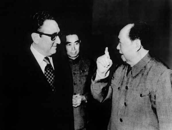 1973年2月17日，北京，美国总统尼克松的特别顾问亨利·基辛格（左）会见中国国家主席毛泽东（右），周恩来总理在一旁观看。美国前国务卿亨利·基辛格是二战后美国外交的关键人物，他的协会称他已于2023年11月29日去世，享年100岁。 - 俄罗斯卫星通讯社