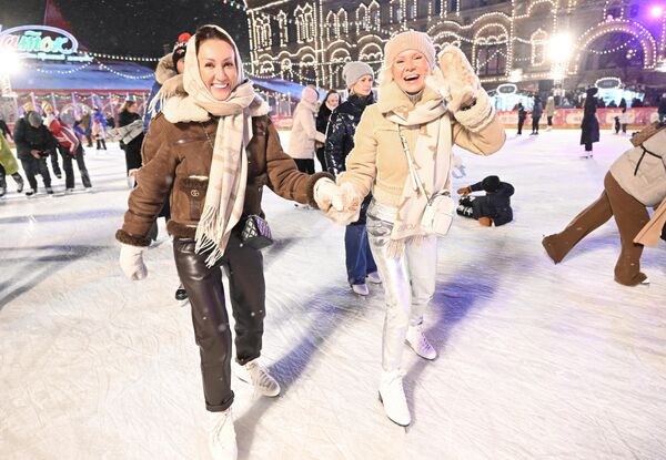 莫斯科紅場“古姆”溜冰場上的遊客。 - 俄羅斯衛星通訊社