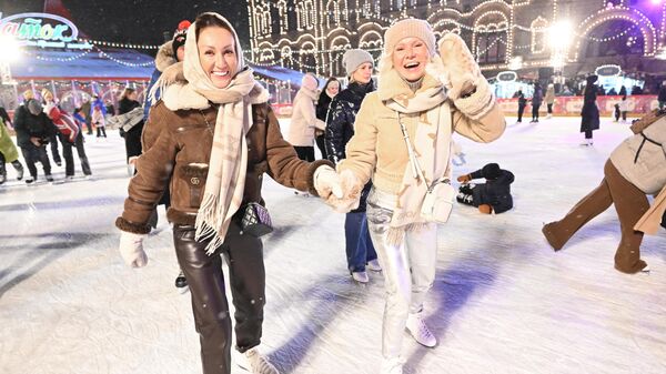俄罗斯莫斯科红场“古姆”溜冰场开放 - 俄罗斯卫星通讯社
