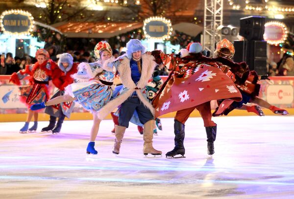 莫斯科红场“古姆”溜冰场开放，图为“农场之夜”冰上表演片段。 - 俄罗斯卫星通讯社