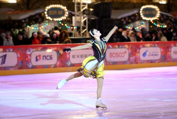 花樣滑冰運動員安娜·謝爾巴科娃在莫斯科紅場“古姆”溜冰場開放日表演“農場之夜”。 - 俄羅斯衛星通訊社
