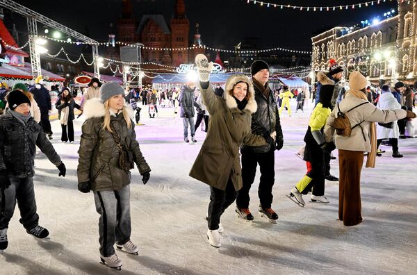 莫斯科红场“古姆”溜冰场上的游客。 - 俄罗斯卫星通讯社