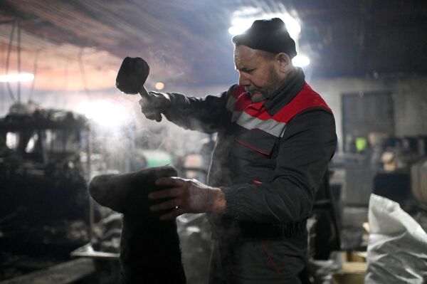 毛氈鞋廠的工人 - 俄羅斯衛星通訊社
