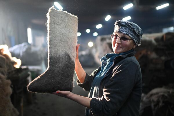 位于俄罗斯鄂木斯克州纳杰日季诺村的一家毛毡鞋厂工人展示毛毡靴 - 俄罗斯卫星通讯社