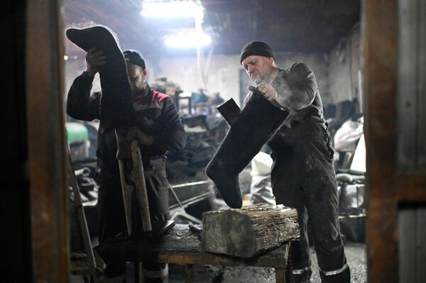 手藝人正在製作毛氈靴 - 俄羅斯衛星通訊社
