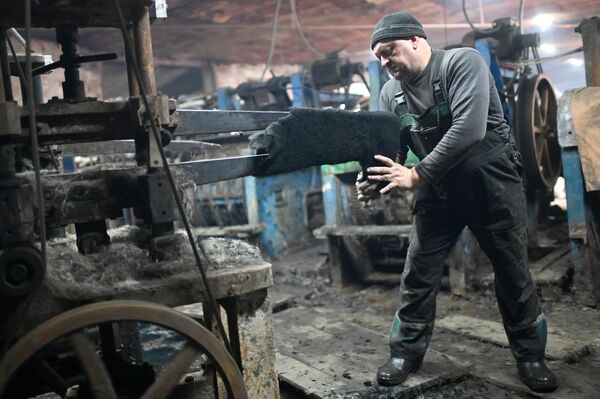 手艺人正在制作毛毡靴 - 俄罗斯卫星通讯社
