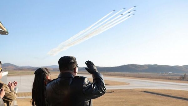 朝鲜领导人金正恩在航空节之际访问空军司令部和第1空军师飞行联队 - 俄罗斯卫星通讯社