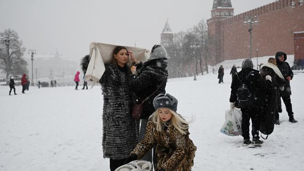 红场游客在雪中拍照 - 俄罗斯卫星通讯社