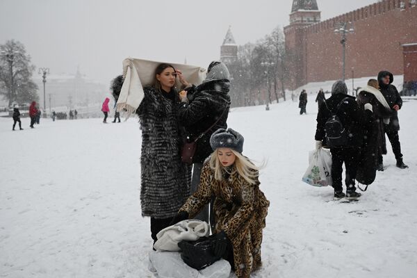 紅場遊客在雪中拍照 - 俄羅斯衛星通訊社