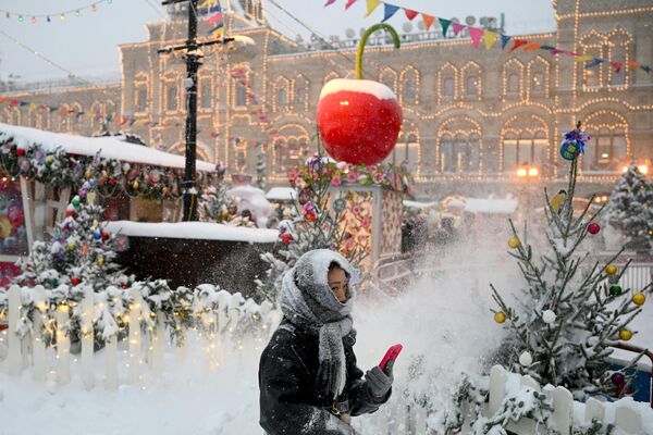 一女子從聖誕市場的攤位旁走過 - 俄羅斯衛星通訊社
