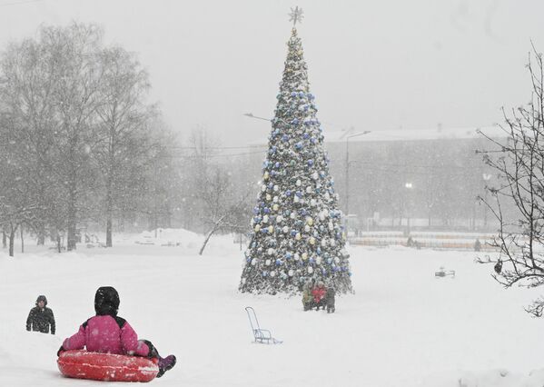 人們在雪中玩耍 - 俄羅斯衛星通訊社