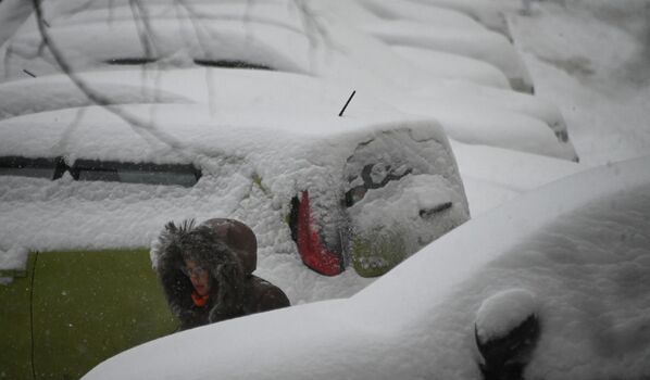 列寧大街一庭院裡被雪掩埋的汽車 - 俄羅斯衛星通訊社