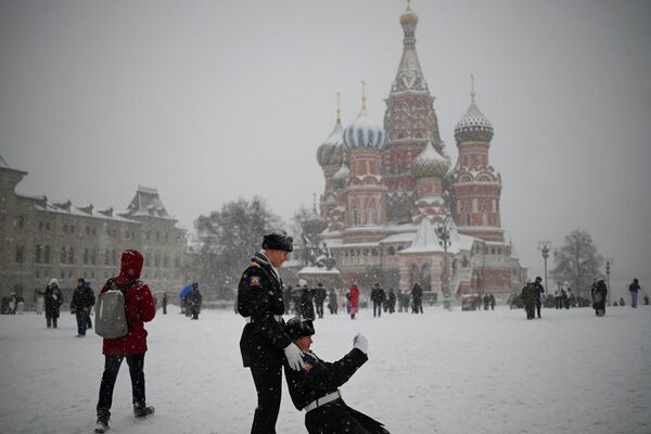 俄羅斯警校學員在聖瓦西里大教堂前自拍 - 俄羅斯衛星通訊社