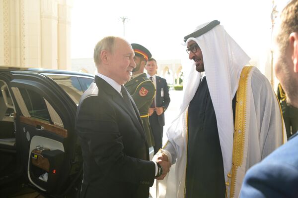 2023年12月6日，俄總統普京和阿聯酋總統謝赫穆罕默德•本•扎耶德•本•蘇爾坦•阿勒納哈揚在阿布扎比總統府舉行的歡迎儀式上。 - 俄羅斯衛星通訊社