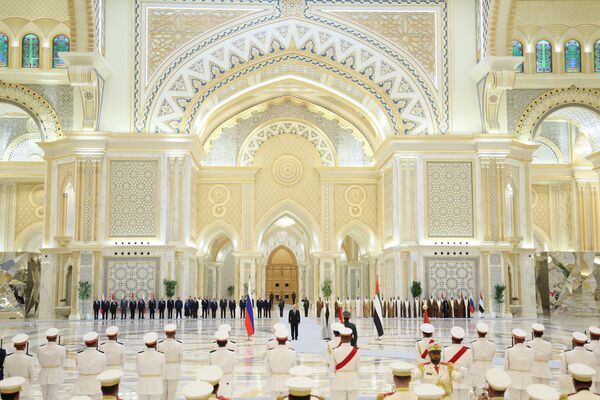 2023年12月6日，俄總統普京和阿聯酋總統謝赫穆罕默德•本•扎耶德•本•蘇爾坦•阿勒納哈揚在阿布扎比總統府舉行的歡迎儀式上。 - 俄羅斯衛星通訊社