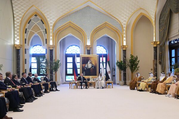 2023年12月6日，俄總統普京和阿聯酋總統謝赫穆罕默德•本•扎耶德•本•蘇爾坦•阿勒納哈揚在阿布扎比總統府舉行會談。 - 俄羅斯衛星通訊社