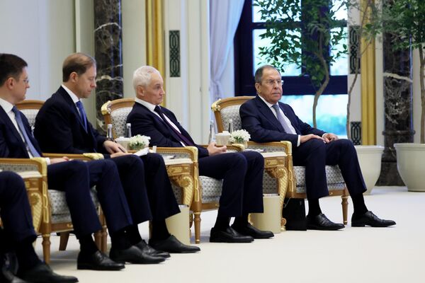 2023年12月6日，（左起）俄副總理亞歷山大·諾瓦克、俄副總理兼工業和貿易部長丹尼斯·曼圖羅夫、俄第一副總理安德烈·別洛烏索夫和俄外交部長謝爾蓋·拉夫羅夫在俄總統普京和阿聯酋總統謝赫穆罕默德•本•扎耶德•本•蘇爾坦•阿勒納哈揚在阿布扎比總統府舉行會談期間。 - 俄羅斯衛星通訊社