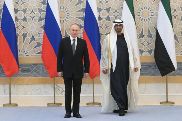2023年12月6日，俄總統普京（左）和阿聯酋總統謝赫穆罕默德•本•扎耶德•本•蘇爾坦•阿勒納哈揚在阿布扎比總統府出席歡迎儀式。 - 俄羅斯衛星通訊社