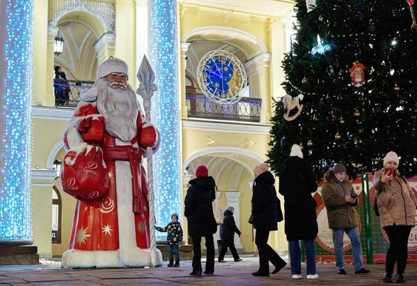 人們在聖彼得堡大高爾基百貨旁聖誕老人像前拍照留念。 - 俄羅斯衛星通訊社