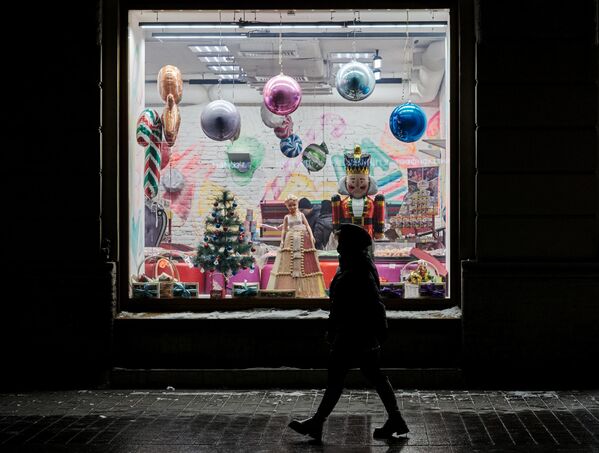 聖彼得堡街邊一家商店櫥窗內的新年裝飾。 - 俄羅斯衛星通訊社