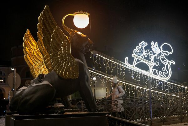 聖彼得堡銀行橋上的新年彩燈。 - 俄羅斯衛星通訊社