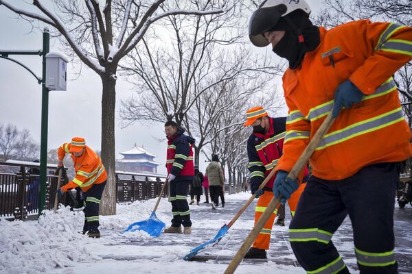 市政人员正在清除故宫附近景山前街人行道的积雪 - 俄罗斯卫星通讯社
