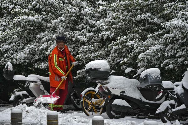 市政人员正在清理被积雪覆盖的道路 - 俄罗斯卫星通讯社