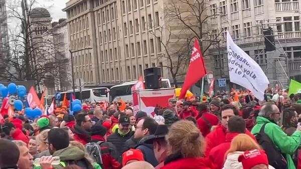 聚集在布鲁塞尔的示威者要求欧盟不得将资金用于武器 - 俄罗斯卫星通讯社