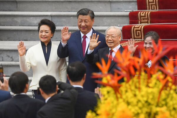 习近平及夫人彭丽媛和阮富仲及夫人吴氏敏出席欢迎仪式 - 俄罗斯卫星通讯社