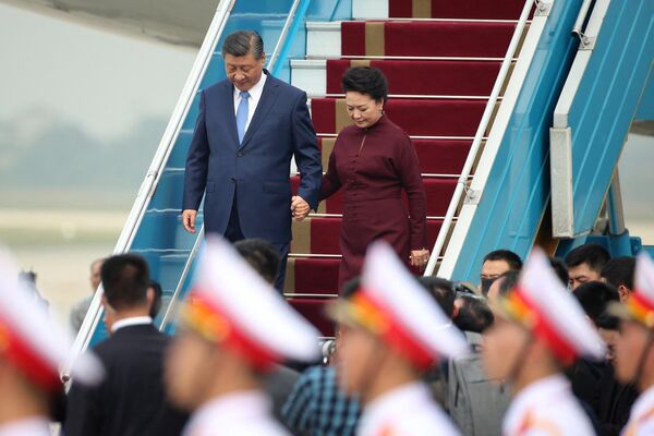 中国国家主席习近平和夫人彭丽媛抵达河内内排国际机场。 - 俄罗斯卫星通讯社