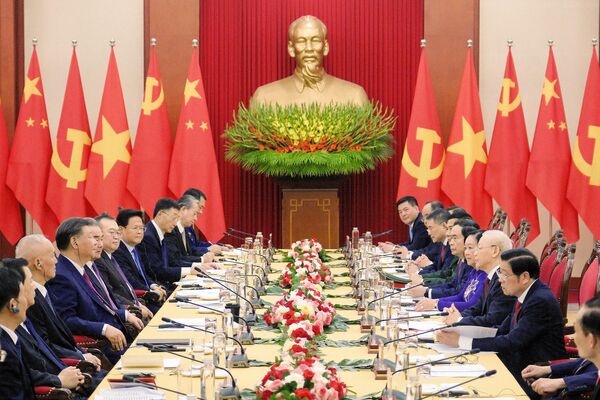 习近平和阮富仲在越南共产党中央驻地举行会谈 - 俄罗斯卫星通讯社