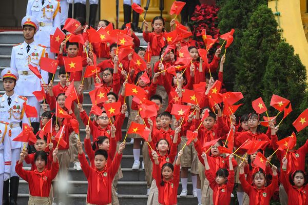 当地儿童在河内总统府举行的欢迎仪式上挥舞着中越两国国旗 - 俄罗斯卫星通讯社