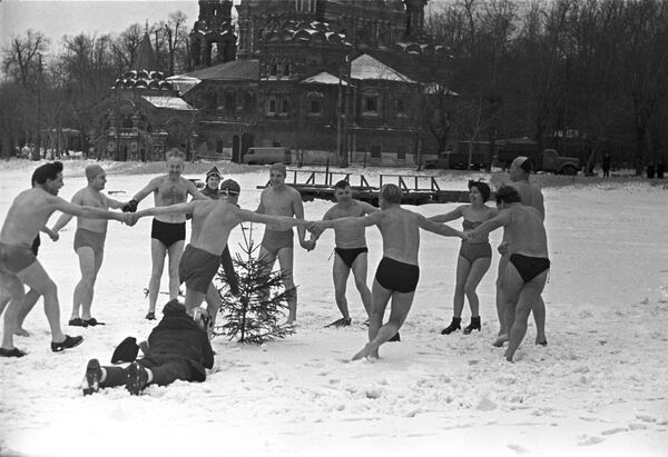 列寧格勒冬泳愛好者俱樂部的成員在做游泳前的熱身準備。 - 俄羅斯衛星通訊社