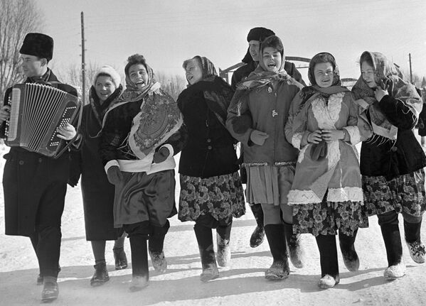 弗拉基米尔州居民在“俄罗斯冬季”节上跳舞。 - 俄罗斯卫星通讯社