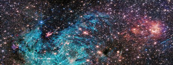 NASA詹姆斯·韋伯太空望遠鏡上的NIRCam（近紅外相機）儀器以一種新的方式揭示了銀河系致密核心的一部分。估計有50萬顆恆星在這張人馬座C（Sgr C）區域的照片中閃耀，還有一些尚未識別的特徵。一大片電離氫區域，以青色顯示，包含有趣的針狀結構，沒有任何統一的方向。 - 俄羅斯衛星通訊社
