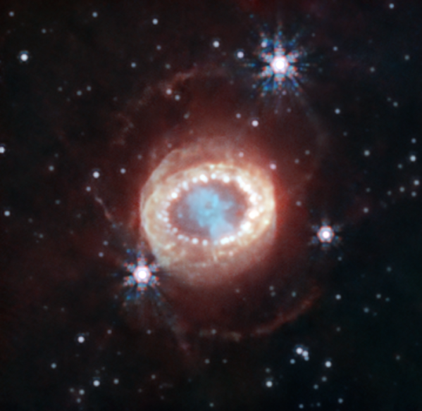 韋伯的NIRCam（近紅外相機）拍攝到了SN 1987A（超新星1987A）的詳細圖像。在中心，超新星噴出的物質形成了一個鎖眼形狀。在它的左右兩側是韋伯新發現的暗淡的新月結構。  - 俄羅斯衛星通訊社