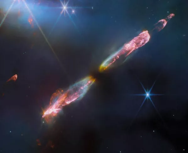美国国家航空航天局（NASA）的詹姆斯·韦伯太空望远镜对赫比格-哈罗211的高分辨率近红外观察揭示了一颗年轻恒星外流的精致细节,它类似太阳幼年的样子。赫比格-哈罗天体是在恒星风或新生恒星喷出的气体喷流与附近的气体和尘埃高速碰撞形成冲击波时形成的。 - 俄罗斯卫星通讯社