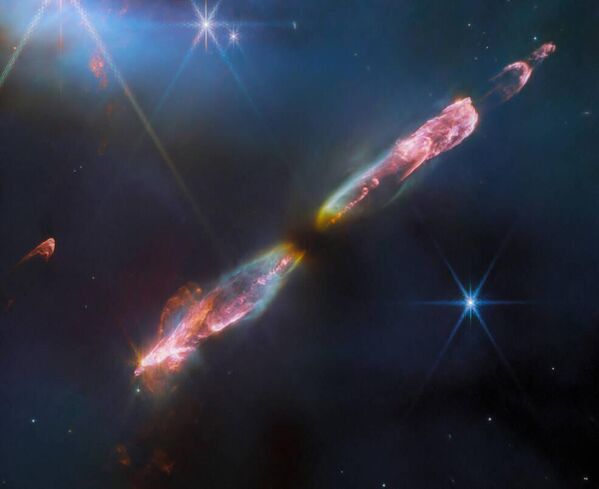 美國國家航空航天局（NASA）的詹姆斯·韋伯太空望遠鏡對赫比格-哈羅211的高分辨率近紅外觀察揭示了一顆年輕恆星外流的精緻細節,它類似太陽幼年的樣子。赫比格-哈羅天體是在恆星風或新生恆星噴出的氣體噴流與附近的氣體和塵埃高速碰撞形成衝擊波時形成的。 - 俄羅斯衛星通訊社