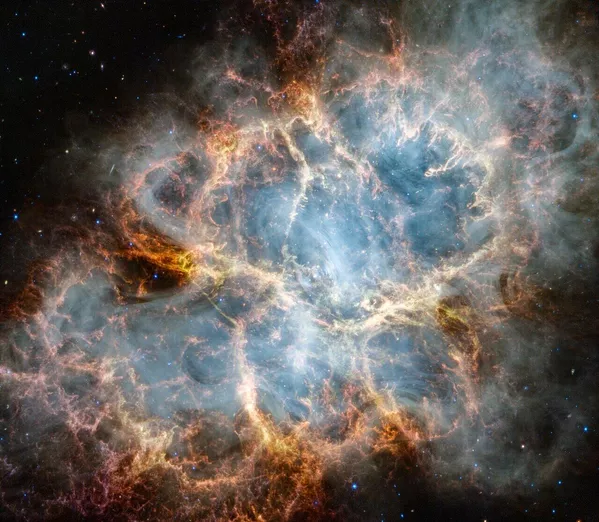 美国航空航天局（NASA）与欧洲航天局（ESA）以及加拿大航天局（CSA）合作开发的詹姆斯·韦伯太空望远镜凝视着蟹状星云，希望获得有关蟹状星云起源的更多信息。韦伯望远镜的NIRCam(近红外相机)和MIRI(中红外仪器)拍摄的图像揭示了红外光的新细节。 - 俄罗斯卫星通讯社