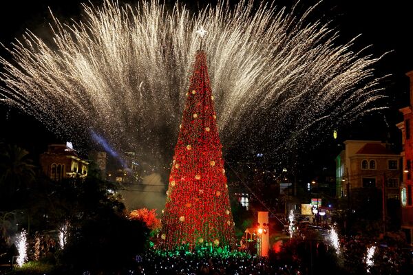12月7日，黎巴嫩北部城市比布鲁斯的圣诞树点亮仪式上，烟花照亮了天空。 - 俄罗斯卫星通讯社