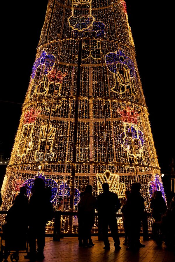 2023年12月2日，马拉加的La Marina广场上，人们围着点亮的圣诞树散步。 - 俄罗斯卫星通讯社