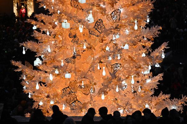 2023年12月8日，一棵圣诞树在罗马西班牙台阶的底部被照亮。 - 俄罗斯卫星通讯社
