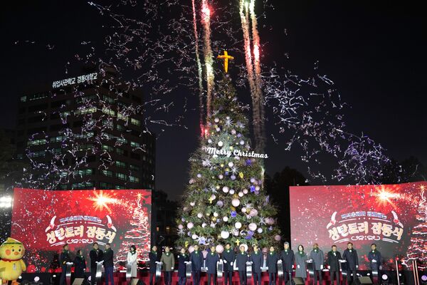 2023年11月20日，星期一，在韓國首爾，首爾市政廳附近的一棵聖誕樹上，煙花在天空中綻放，慶祝即將到來的聖誕節。 - 俄羅斯衛星通訊社